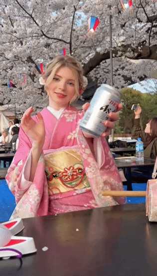艾什莉体模新美照：外出欣赏樱花 喝啤酒